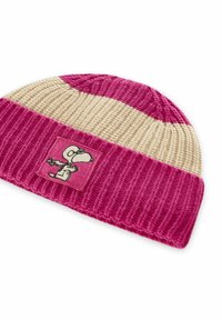 Bonnet en tricot rayé rose et crème, avec un patch Snoopy. Texture côtelée en matière douce et chaude pour plus de confort.