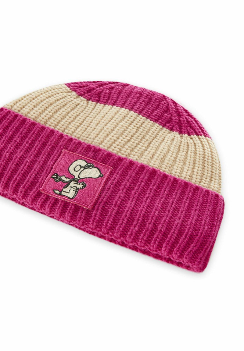 Bonnet en tricot rayé rose et crème, avec un patch Snoopy. Texture côtelée en matière douce et chaude pour plus de confort.
