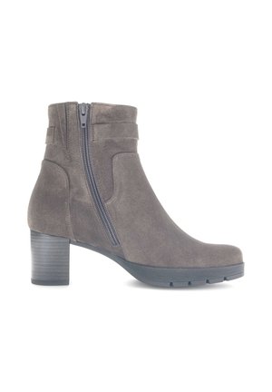Graue Wildleder-Stiefelette mit Blockabsatz, seitlichem Reißverschluss und dekorativem Riemendetail auf weißem Hintergrund.