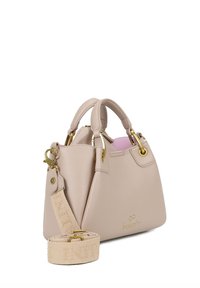 Borsa a mano in pelle beige chiaro con manici doppi e tracolla rimovibile. Presenta dettagli in metallo dorato e una fodera interna rosa.