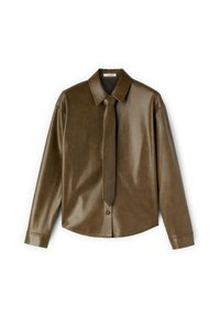 Camicia in finta pelle marrone con ampio colletto, maniche lunghe e cravatta coordinata. Presenta una chiusura a bottoni e un orlo arcuato.
