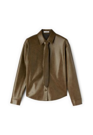 Chemise en cuir synthétique marron avec un col large, des manches longues et une cravate assortie. Présente un devant à boutons et un ourlet arrondi.