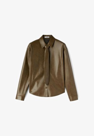 Chemise en cuir synthétique marron avec un col large, des manches longues et une cravate assortie. Présente un devant à boutons et un ourlet arrondi.