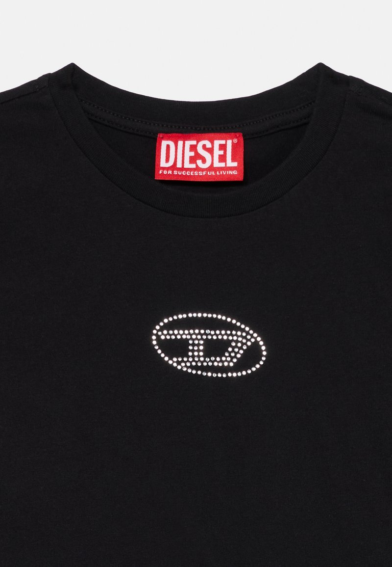 Maglietta nera Diesel con logo ovale incastonato di strass centrato sotto il collo e etichetta rossa Diesel all'interno del colletto.