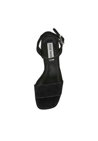 Sandal con tacco in suede nero che presenta una ampia fascia frontale, una sottile fascia alla caviglia con fibbia e una suola interna liscia etichettata 'Steve Madden'.