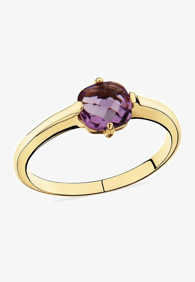 Goldring mit einem facettierten lila Edelstein in der Mitte. Das Band ist glatt und schmal und zeichnet sich durch ein schlichtes, elegantes Design aus.