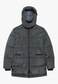 Szary kurtka puchowa z zapięciem na zamek, dwiema kieszeniami na zamek, kapturem i ściągaczami na mankietach. Wnętrze ma wzorzystą podszewkę.