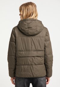Giacca puffer verde oliva con cappuccio, caratterizzata da sezioni trapuntate, una texture liscia e un taglio leggermente accorciato in vita.