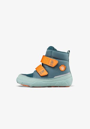 Blauw en teal boot met oranje klittenbandsluitingen. Beschikt over een gestructureerd oppervlak, ronde teen, gevoerde kraag en een logo aan de zijkant. Rubberen zool.