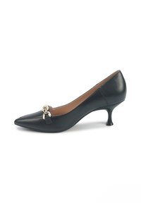 Zapato de tacón alto de cuero negro con puntera puntiaguda, que presenta un acento en tono dorado en el empeine y un tacón pequeño y acampanado.