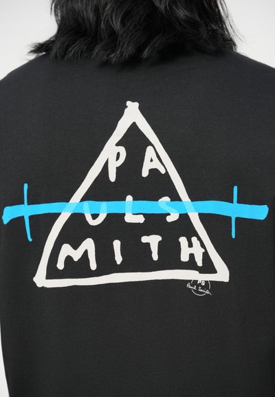 Juodas marškinėliai su grafiniu dizainu: baltas trikampis su užrašu "PAUL SMITH", per vidurį kertamas horizontalia mėlyna linija, su parašo detale.