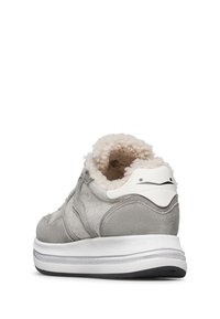 Sneaker in suede grigio con colletto morbido foderato in pelliccia, accento bianco sul tallone, punta arrotondata e pannelli laterali testurizzati. Marchio ben visibile sul tallone.