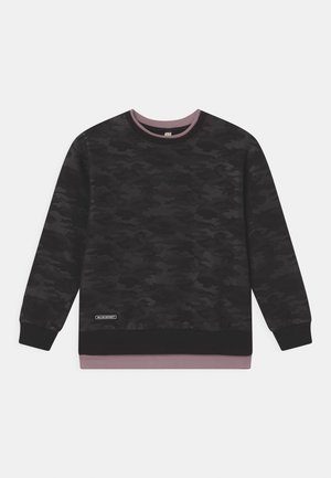 Sort og grå camouflage langærmet sweatshirt med ribbet manchetter og kant, med en lille "Blue Effect" label nederst til venstre.
