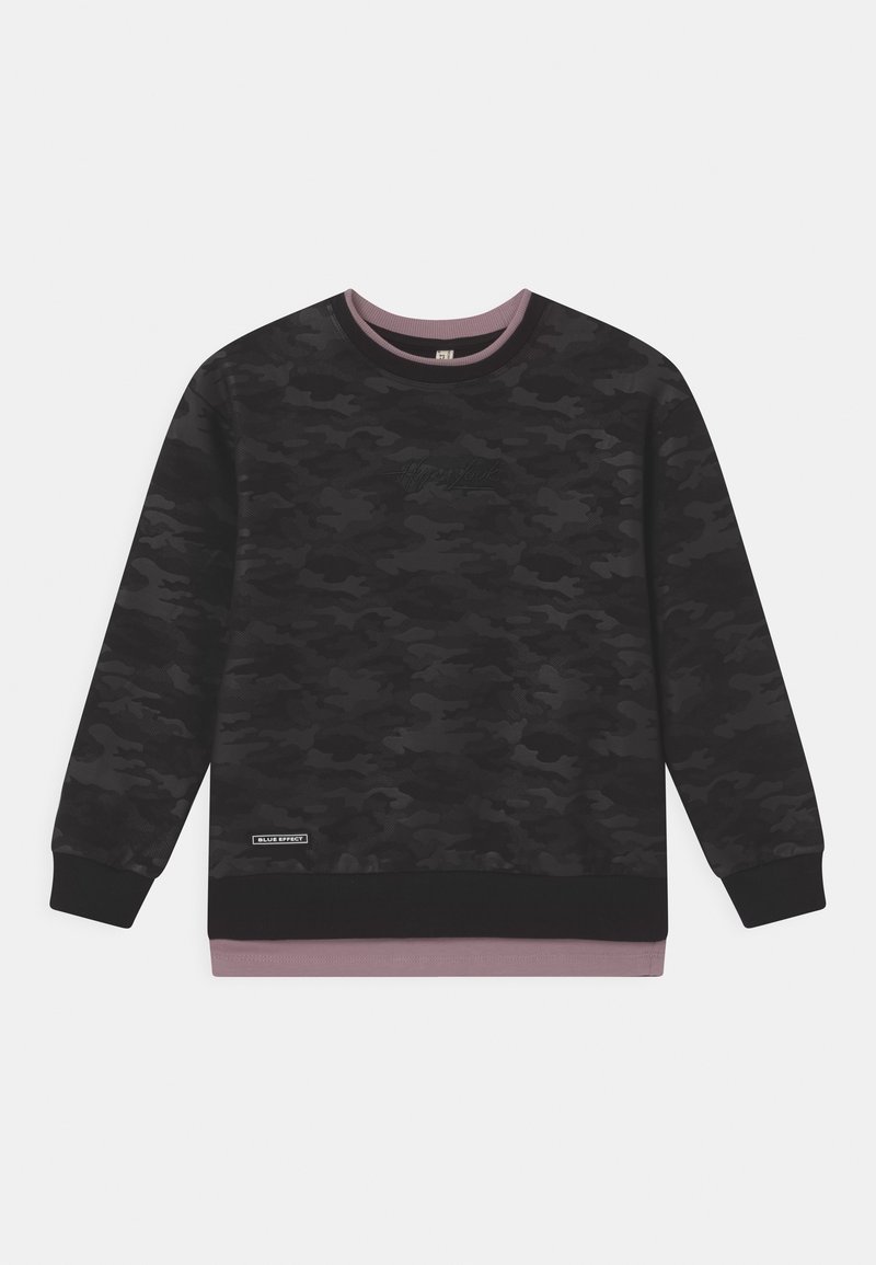 Sweat-shirt à manches longues camouflage noir et gris avec poignets et ourlet côtelés, avec une petite étiquette « Blue Effect » en bas à gauche.
