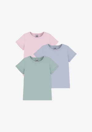 Tre kortærmede T-shirts i pastelfarver: lyserød, mintgrøn og blød blå. Fremstillet af bomuld med rund hals og afsluttede ærmer.