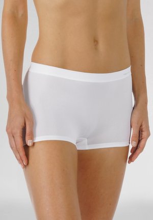 Witte katoenen boyshorts met een zachte textuur, brede elastische tailleband en een aansluitende pasvorm. Bevat minimale stiksels en geen zichtbare patronen.