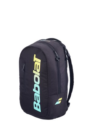 Mochila negra Babolat con múltiples compartimentos con cremallera y un logo vertical en degradado de amarillo a azul en el bolsillo delantero.