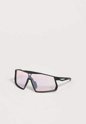 Occhiali da sole sportivi con montatura nera, una lente singola tinta di rosa, design angolare e ritagli per la ventilazione sulle aste.