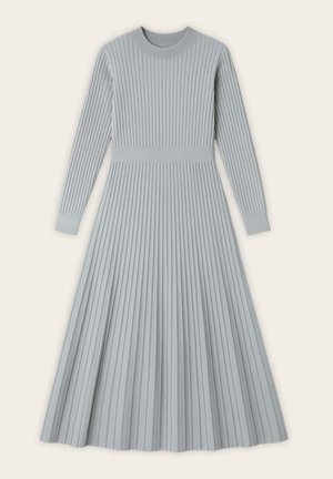 Robe en maille côtelée gris clair à manches longues, taille cintrée et jupe évasée plissée, col rond et manches avec poignets.