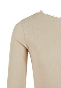 Beige geribd top met lange mouwen, een hoge, licht geplooide halslijn en aansluitende mouw.