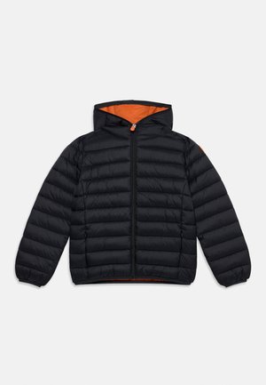 Zwarte doorgestikte gewatteerde jas met capuchon, frontrits en oranje voering zichtbaar aan de binnenkant van de kap, plat neergelegd op een witte achtergrond.