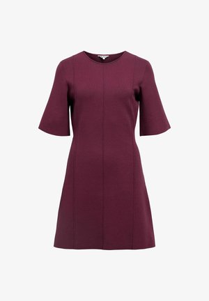 Bordowa sukienka w kształcie litery A z krótkimi rękawami typu dzwon, okrągłym dekoltem, pionowym wykończeniem szwowym oraz teksturowanym materiałem. Odpowiednia na co dzień lub na formalne okazje.