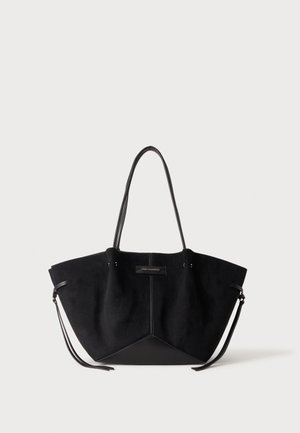 Borsa tote in camoscio nero con manici lunghi e coulisse laterali, con una piccola etichetta logo al centro davanti.