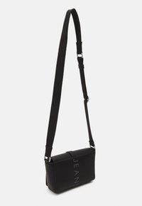 Tommy Jeans CITY BOLD FLAP CROSSOVER - Taška s příčným popruhem - black