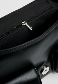 Stradivarius WITH BUCKLE - Kabelka - black