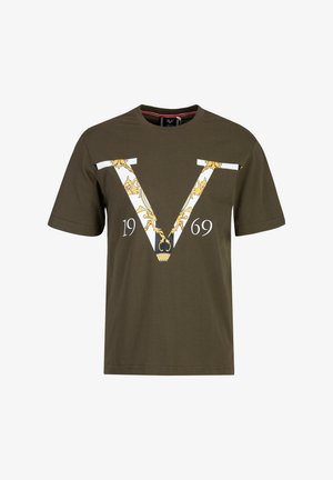 Olivgrünes Baumwoll-T-Shirt mit kurzen Ärmeln, das mit einem großen weißen "V"-Design mit goldenen Blumenakzenten und der Jahreszahl "1969" darunter versehen ist.