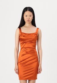 Robe en satin orange avec encolure carrée, bretelles larges et texture froncée créant un effet drapé sur le corps, longueur genoux.