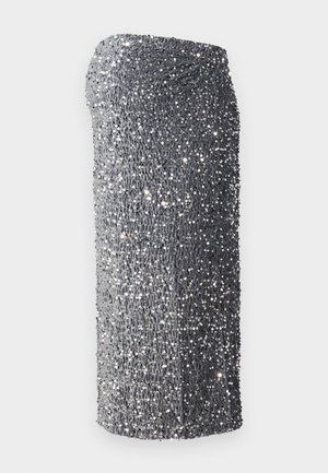 Robe à sequins argentés avec une coupe ajustée, texture lisse et un motif dégradé du gris foncé au gris clair, courte à l'ourlet.