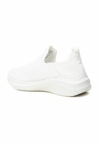 Zapatillas blancas sin cordones con una parte superior de malla transpirable, acabado texturizado y una suela acolchada con un patrón estriado para mayor tracción.