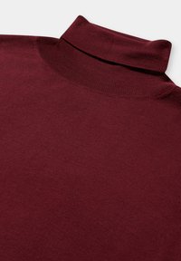 Bordowy sweter z golfem o miękkiej, gładkiej fakturze i dopasowanym kroju. Posiada wysoki kołnierz i prążkowane wykończenie wokół kołnierza.