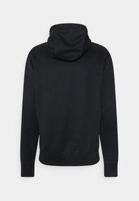 Svart huhood-tröja, slät tyg, långärmad, ribbstickade mudd och fåll, minimalistisk design, inga synliga logotyper eller mönster.