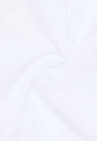 Tessuto bianco con una texture liscia, caratterizzato da un motivo attorcigliato che mette in risalto il suo design leggero e flessibile.