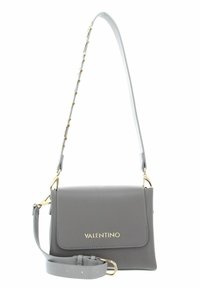 Borsa a tracolla in pelle grigia con dettagli in oro, chiusura a patta magnetica e tracolla regolabile con link decorativi e superficie liscia.