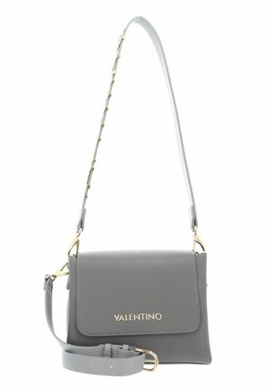 Borsa a tracolla in pelle grigia con dettagli in oro, chiusura a patta magnetica e tracolla regolabile con link decorativi e superficie liscia.