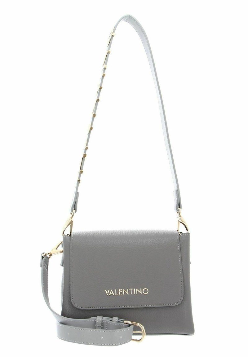 Borsa a tracolla in pelle grigia con dettagli in oro, chiusura a patta magnetica e tracolla regolabile con link decorativi e superficie liscia.