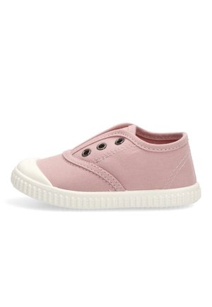 Zapatilla tipo slip-on de lona rosa con suela y puntera de goma blanca, con tres ojales metálicos en el lateral para ventilación.