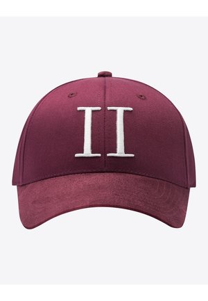 Bordeaux baseballkasket med buet skygge og to store hvide lodrette broderede linjer på frontpanelet.