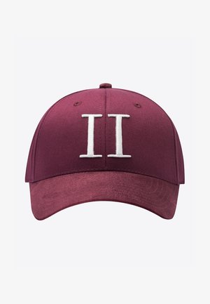 Bordeauxrote Baseballkappe mit gebogenem Schirm und zwei großen weißen vertikalen bestickten Linien auf der Vorderseite.