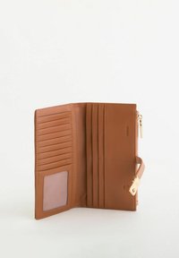 Cartera de cuero marrón abierta que muestra múltiples ranuras para tarjetas, ventana para identificación y un compartimento con cremallera con tirador de cremallera dorado.