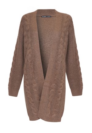 Brauner Strickcardigan mit offenem Vorderteil, der Kabelstrickmuster an den Ärmeln und Seiten aufweist. Weiche Textur und bequeme Passform.