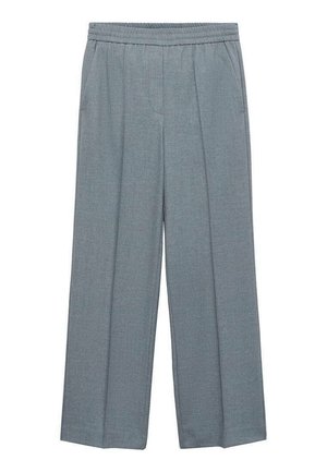 Pantalon gris à taille élastique avec cordon de serrage noué, présentant un tissu texturé et un ourlet de chemise blanche visible sous un pull bordeaux.