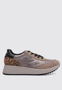 Zapatillas ligeras con una mezcla de cuero texturizado en beige y marrón, que cuentan con un acento de estampado de leopardo y un detalle en negro en el talón sobre una suela resistente.