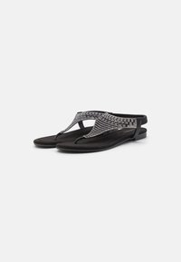 Mustad flip-flops musta tekstuuriga rihmaga, mis sisaldab kudumise mustrit; pehme tallaga ja õhukese varbavahiga disain mugavuseks.