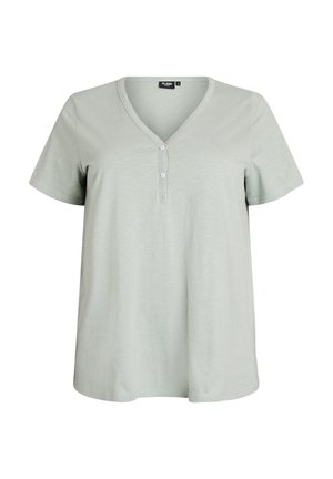 Lichtgrijs T-shirt met korte mouwen en V-hals, voorzien van twee witte knopen op het voorpand, getoond op een witte achtergrond.