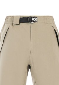 Beige Hose mit elastischem Bund und schwarzem, verstellbarem Gürtel mit teilweise weißem Text auf weißem Hintergrund.