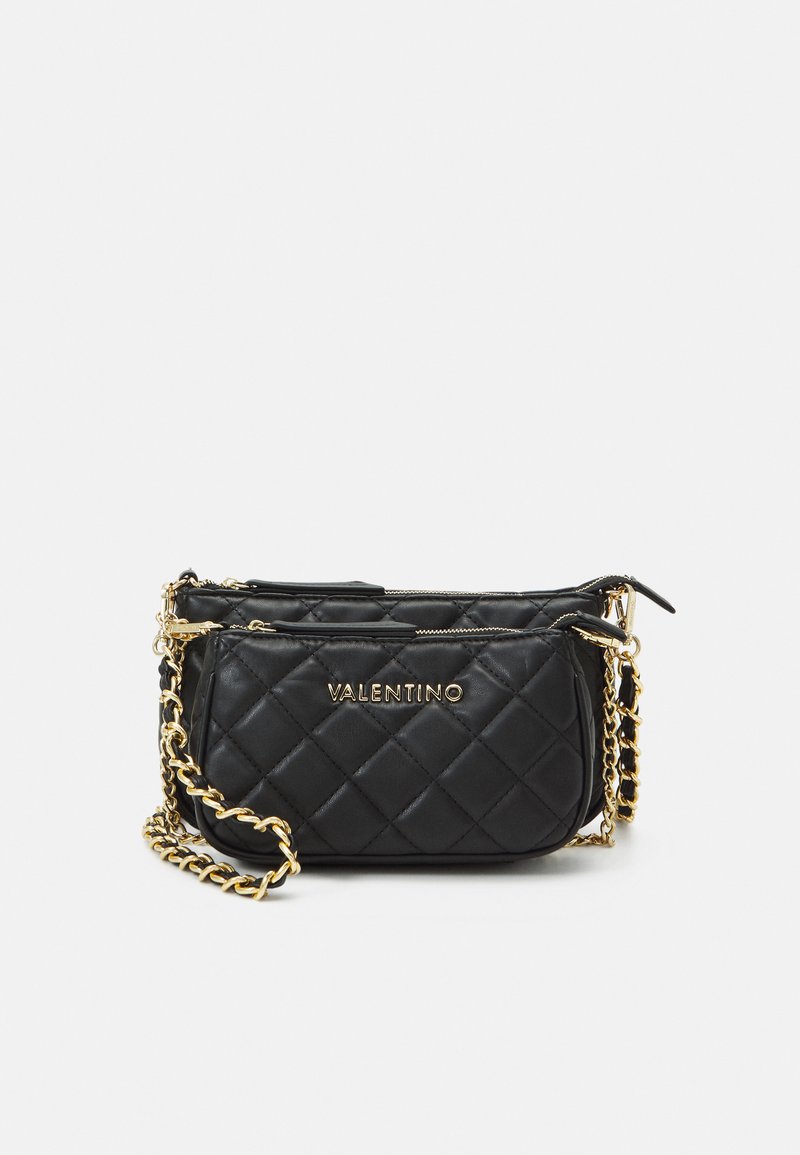 Svart quiltad läderhandväska med guldfärgad detaljering. Har två separata zip-fack och ett kedjelänksrem. "VALENTINO"-logotypen på framsidan.